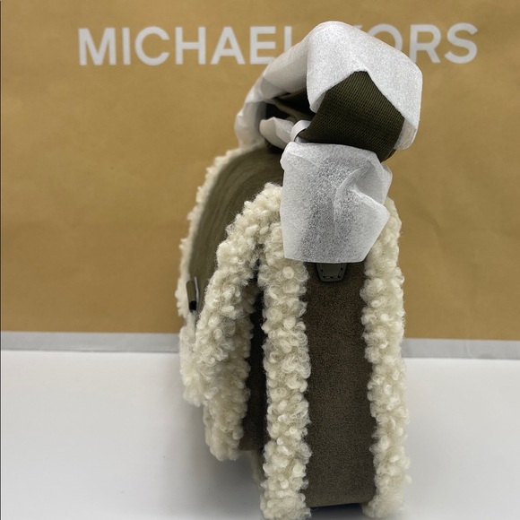 MICHAEL KORS Bradshaw Medium Suede and Faux Shearling Messenger Bag
Olive 
NWT - Picture 14 of 16